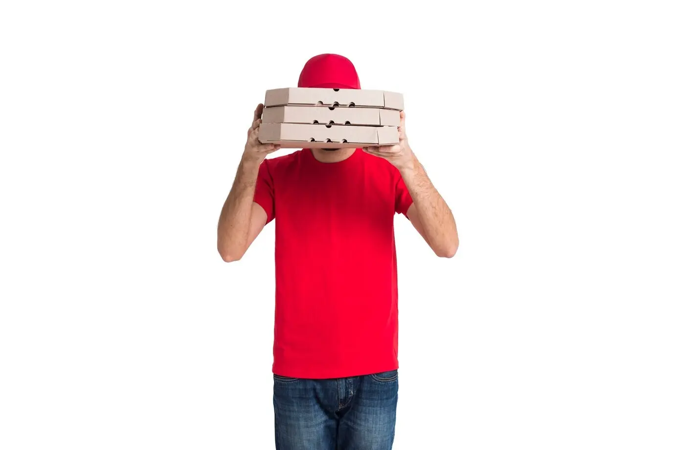 Mittelnahe Aufnahme eines Pizzaboten, der sein Gesicht mit Kartons verdeckt.